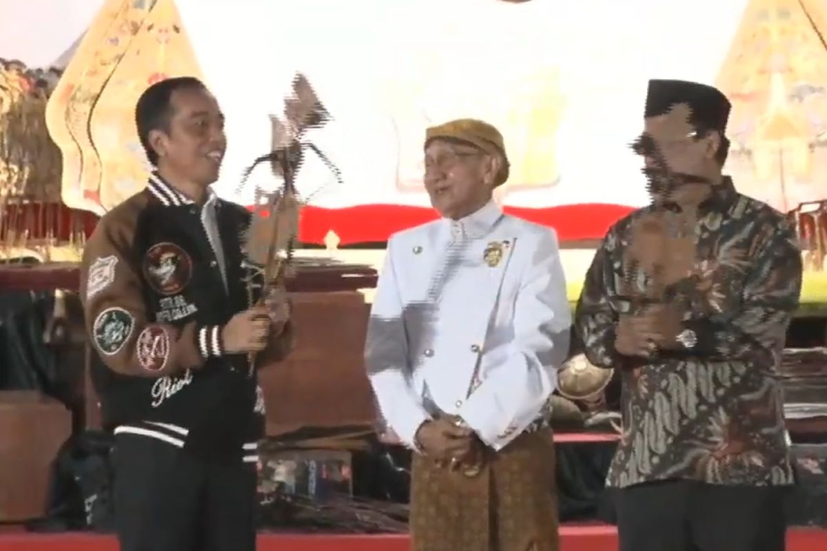 Presiden Jokowi lalu menerima sebuah wayang dari sang dalang Ki Manteb Soedharsono, dalam pagelaran wayang di halaman Istana Merdeka, Jakarta, Jumat (2/8/2019).. Jokowi yang mengenakan jaket bomber berwarna biru sempat memainkan wayang tersebut. 