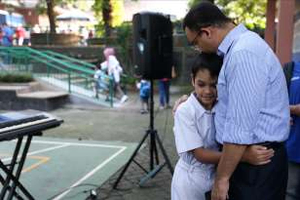 Mantan Menteri Pendidikan dan Kebudayaan Anies Baswedan bersama Kaisar Hakam Baswedan, saat mengantar putranya tersebut pada hari pertama masuk sekolah di Cinere, Depok, Jawa Barat, Senin (1/8/2016). Saat menjabat menteri, Anies mengampanyekan Gerakan Antar Anak Ke Sekolah pada hari pertama masuk sekolah.