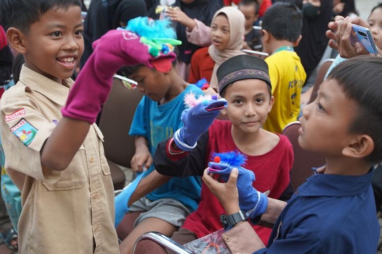 Anak-anak main sock puppets saat acara Ngabuburit ASIK di Masjid Asmaul Husna, Gading Sepong, Kabupaten Tangerang