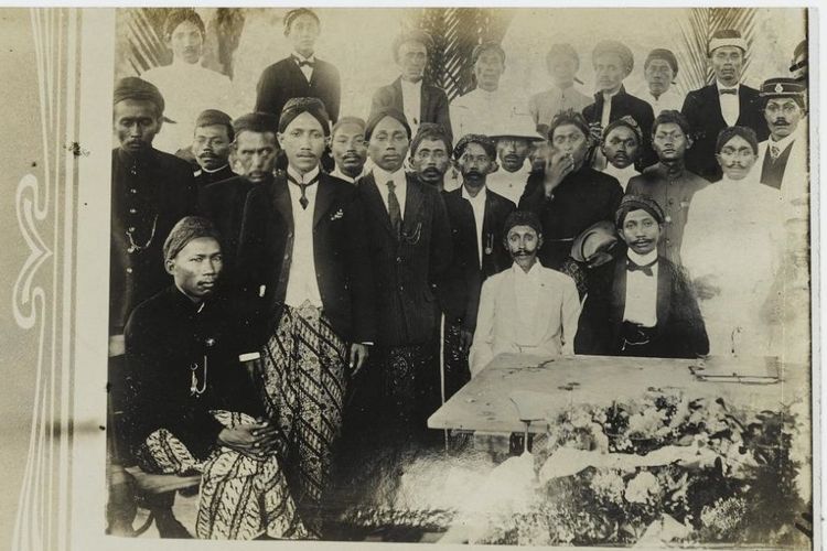 Tjokroaminoto (duduk paling kanan) di pertemuan Sarekat Islam di Blitar 1914