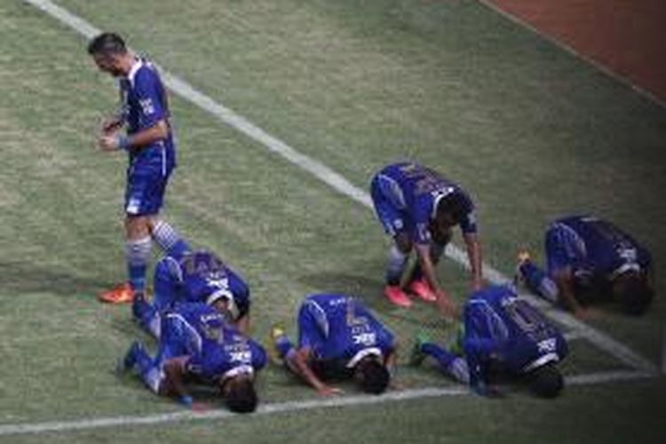 Pemain Persib Bandung sujud syukur pada final Piala Presiden 2015, Minggu (18/10/2015). 