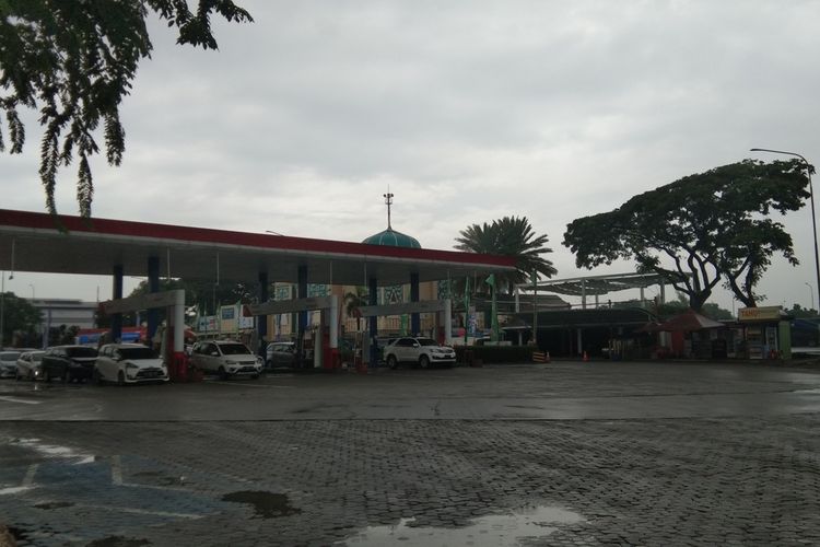 Kendaraan tengah antre di SPBU di Rest Area KM 57 Jakarta-Cikampek, Kamis (21/4/2022).
