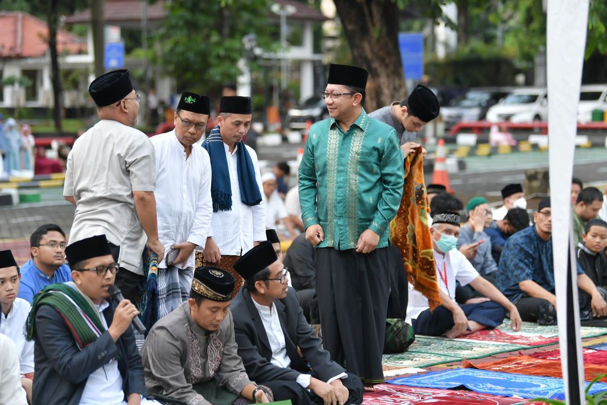 Sekretaris Jenderal Kementerian Desa, Pembangunan Daerah Tertinggal dan Transmigrasi Taufik Madjid Bersama Pejabat Tinggi Pratama Kemendes PDTT melaksanakan sholat Idul Adha 1444 H/2023 M berjamaah bersama warga di Mesjid Al-Muhajirin dihalaman Kantor Kemendes PDTT, Jakarta, Kamis (29/06/2023)