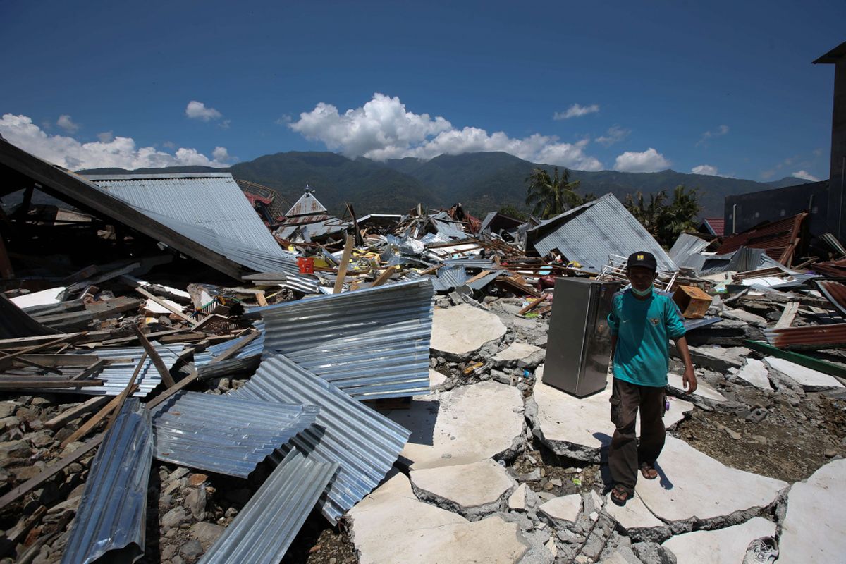 Puing bangunan di Perumnas Balaroa akibat gempa bumi yang mengguncang Kota Palu, Sulawesi Tengah, Minggu (30/9/2018). Gempa bermagnitudo 7,4 mengakibatkan ribuan bangunan rusak dan sedikitnya 420 orang meninggal dunia.