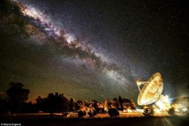 Galaksi Bimasakti terpotret tepat segaris dengan teleskop 64 meter di Parkes Observatory.