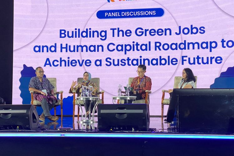 Diskusi panel mengenai Building The Green Jobs and Human Capital Roadmap to Achieve a Sustainable Future saat Lestari Summit 2024, Rabu (21/8/2024). Acara diisi oleh Ketua Tim Pelaksana SDGs Indonesia Deputi Kemaritiman dan Sumber Daya Alam Kementerian PPN/Bappenas DR Vivi Yulaswati MSc, Head of Leadership Development and Scholarship Tanoto Foundation Michael Susanto, dan Deputy Team Leader Renewable Energy Skill Development (RESD) 
Dian Elvira Rosa dan dimoderatori oleh Editor in Chief National Geographic Indonesia Didi Kaspi Kasim.
