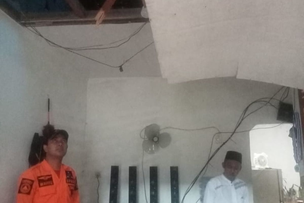 Atap rumah warga ambruk diterjang angin kencang di wilayaj Kelurahan Padasuka, Kecamatam Ciomas, Kabupaten Bogor, Sabtu (11/10/2025). Dok BPBD