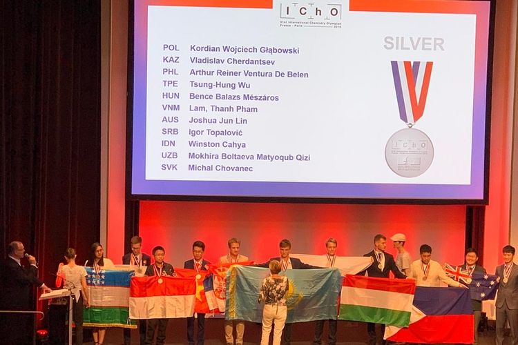 Para pemenang Olimpiade Kimia Internasional ke-51 atau 51st International Chemistry Olympiad (IChO) di Paris, Perancis. 