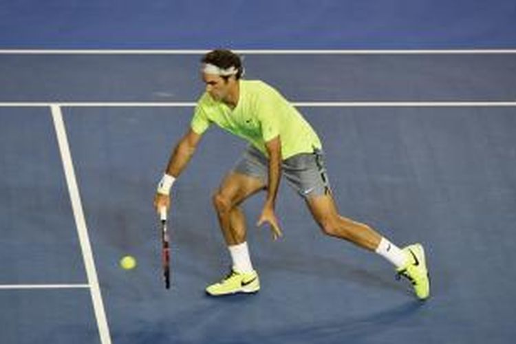 Petenis Swiss, Roger Federer, berusaha mengembalikan bola ke arah petenis Taiwan, Lu Yen-Hsun, pada babak pertama Australia Terbuka di Melbourne Park, Senin (19/1/2015).