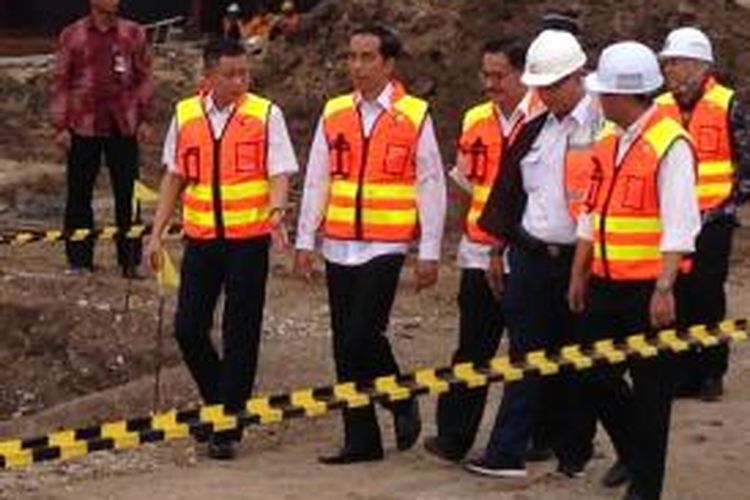 Presiden RI Joko Widodo didampingi Menteri Perhubungan Ignasius Jonan bersama pemangku kepentingan lainnya meninjau proyek pembangunan stasiun untuk kereta Bandara Soekarno-Hatta, Tangerang, Senin (14/12/2015). 


