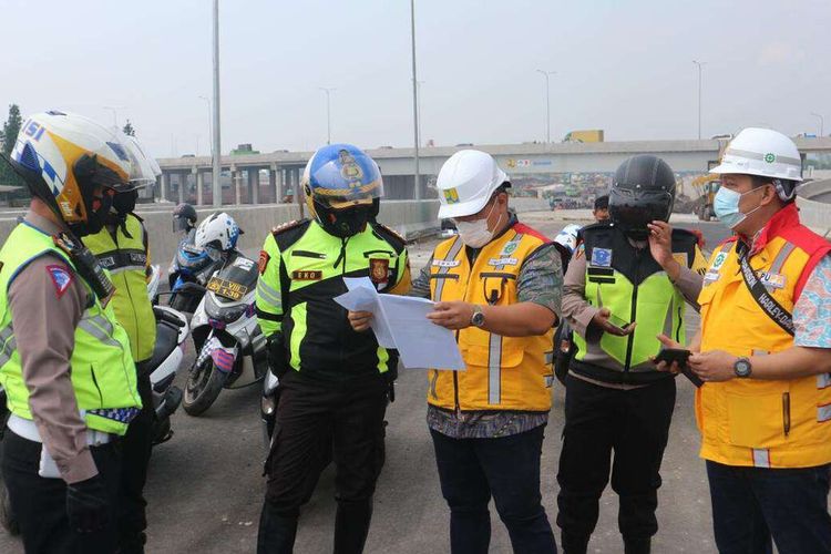 Kapolres Sumedang AKBP Eko Prasetyo Robbyanto di Tol Cisumdawu, Jumat (24/12/2021). AAM AMINULLAH/KOMPAS.com