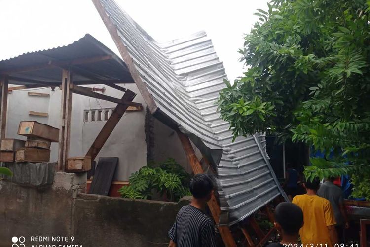 Rumah rusak di Kecamatan Sekotong, Lombok Barat akibat cuacae ekstrem angin puting beliung, Senin (11/3/2024).