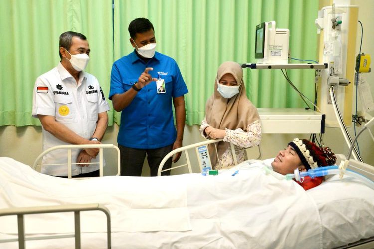 Direktur Utama BPJS Ketenagakerjaan Anggoro Eko Cahyo sambangi peserta BPJS Ketenagakerjaan yang terdaftar mengalami kecelakaan kerja dan dirawat di rumah sakit hingga sekarang, Pekanbaru, Kamis (9/6/2022).