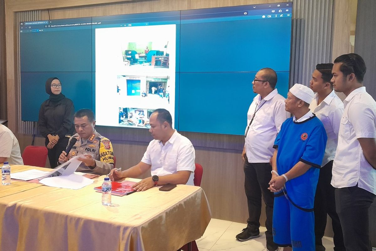 Polda Jabar tengah merilis pengungkapan pembunuhan ibu dan anak di subang, di Mapolda Jabar, Rabu (6/12/2023). Adapun salah satu tersangka yosep dihadirkan dalam rilis tersebut.