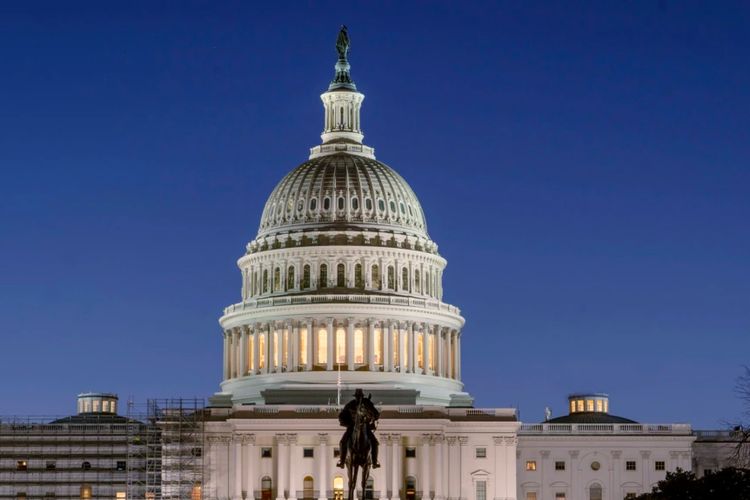 Gedung Capitol AS terlihat sebelum matahari terbit di Capitol Hill di Washington DC, Senin, 21 Maret 2022.