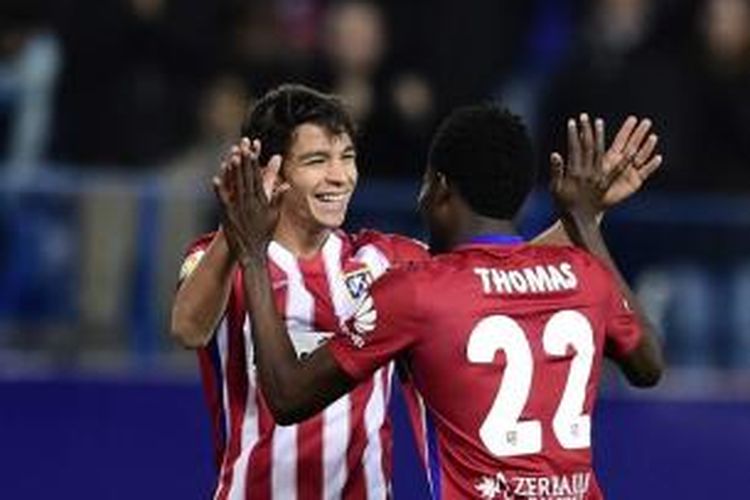 Oliver Torres dan Thomas Partey merayakan gol Atletico Madrid ke gawang Reus, Kamis (17/12/2015). 