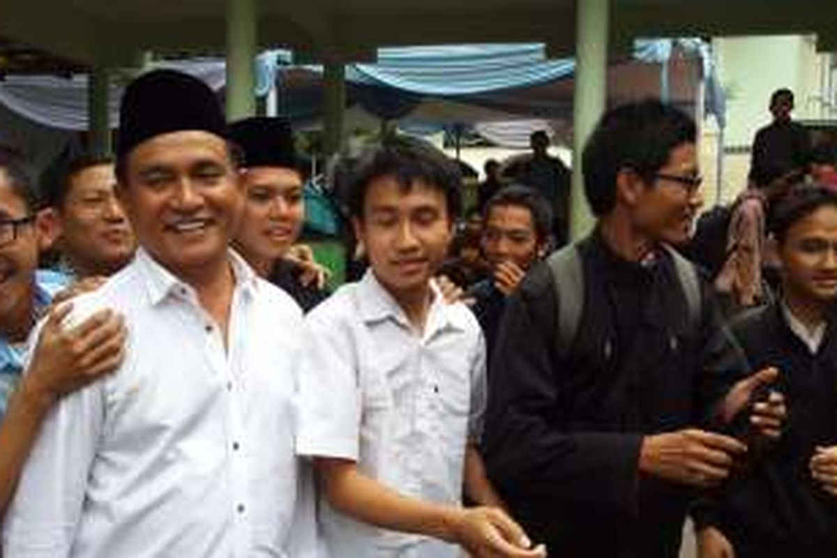 Bakal calon gubernur DKI Jakarta, Yusril Ihza Mahendra usai shalat Jumat di Masjid Universitas Negeri Jakarta (UNJ), Jumat (18/3/2016).