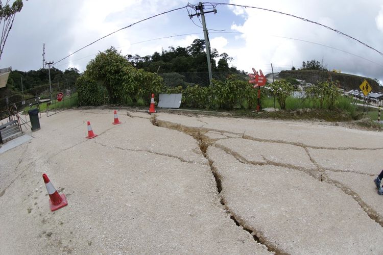 Foto yang dirilis oleh Oil Search Limited menunjukkan kerusakan akibat gempa di Papua Nugini. (AFP/ExxonMobil).
