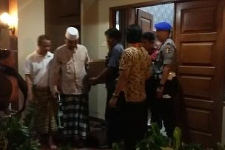 Penyidik Polri menyita 20 barang bukti dalam penggeledahan di rumah milik penyidik KPK Novel Baswedan, Kelapa Gading, Jakarta Utara, Jumat (1/5/2015).