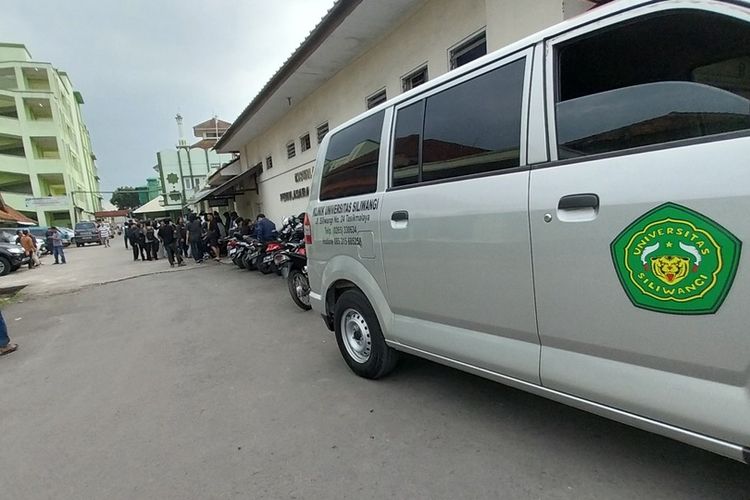 Ambulans Klinik Kampus Unsil Tasikmalaya, Jawa Barat, membawa jenazah mahasiswanya yang meninggal di Gunung Cakrabuana, Tasikmalaya, dari kamar mayat RSUD Soekardjo ke kediaman keluarga korban di Kabupaten Bekasi, Minggu (9/6/2024).