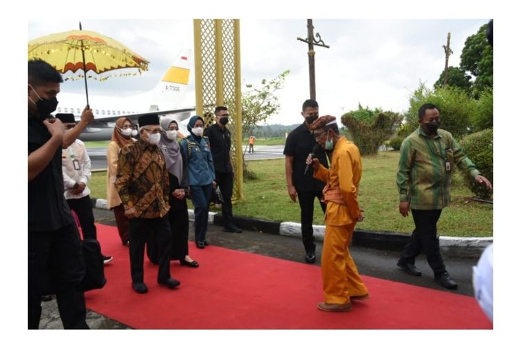 Seorang Baate (pemangku adat Gorontalo) memimpin penyambutan adat Mopotilolo kepada Wakil Presiden KH Ma'ruf Amin dan rombongan yang datang di Gorontalo.