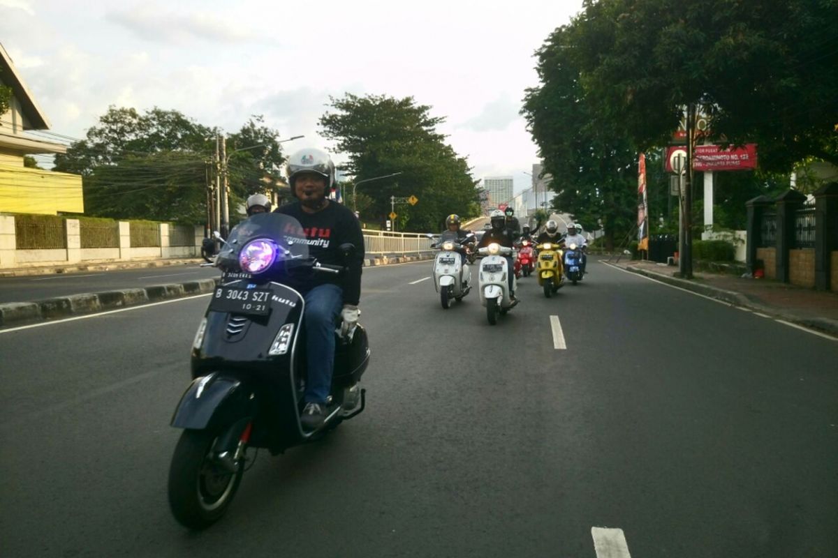 Turing santai berkeliling Jakarta yang dilakukan komunitas vespa Kutu Community pada Senin (1/1/2018).