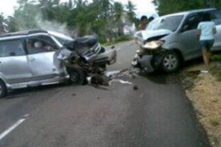 inilah dua mobil yang bertabrakan dan menewaskan pasangan suami istri. Sementara tujuh penumpang lain juga mengalami luka-luka.