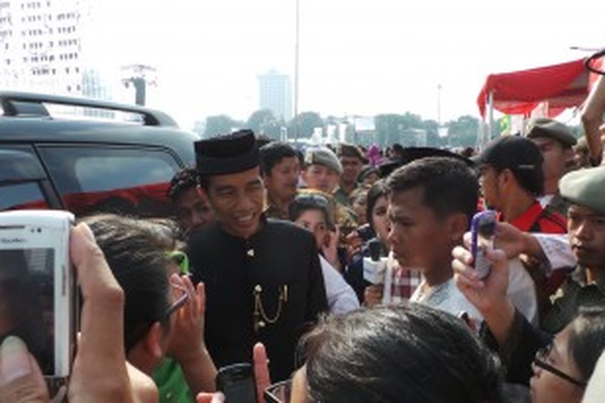 Gubernur DKI Jakarta Joko Widodo seusai memimpin Apel HUT DKI Jakarta ke-486 tahun di Monumen Nasional, Jakarta, Sabtu (22/6/2013).