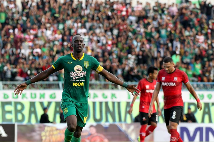 Pemain Persebaya Surabaya menyumbang 2 gol saat lanjutan babak penyisihan Grup A Piala Gubernur Jatim 2020 melawan Madura United yang berakhir dengan skor 2-4 di Stadion Gelora Bangkalan, Jawa Timur, Jumat (14/02/2020) sore. 