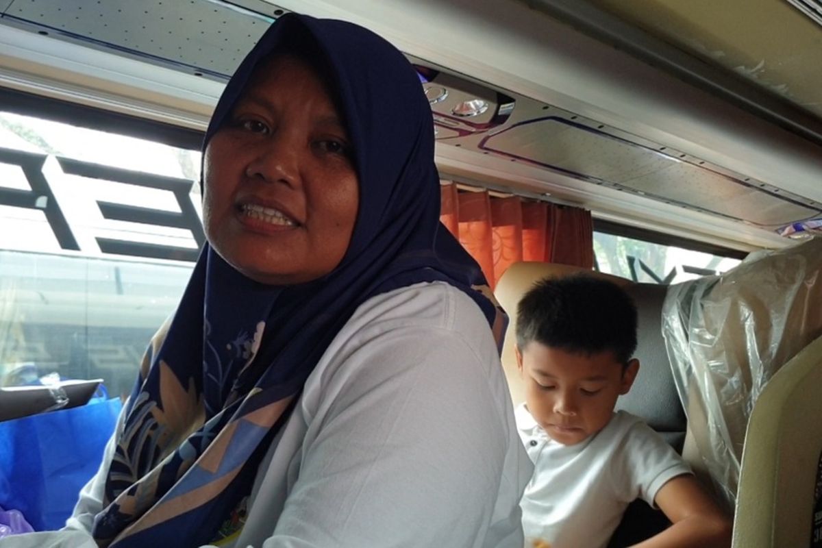 Nur Asia (42) diwawancarai saat berada dalam bus mudik gratis yang parkir di sekitar Lapangan Merdeka, Kota Medan pada Rabu (26/3/2025).  