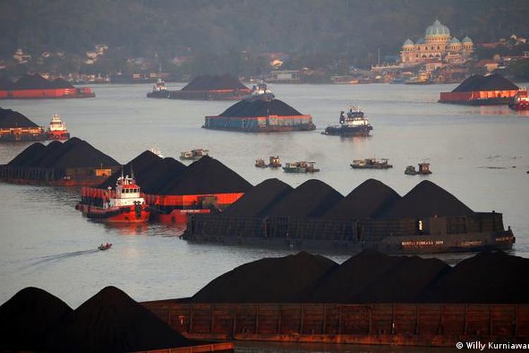 Tongkang batu bara sedang mengantre untuk ditarik di sepanjang sungai Mahakam di Samarinda, Kalimantan Timur.