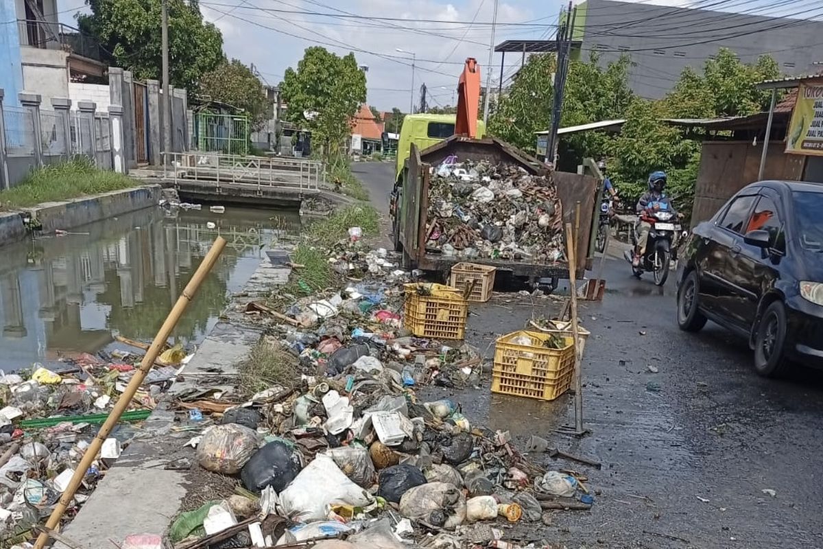 Penanganan sampah sungai DLHK saat musim hujan, sebagian berakhir dan diolah ke TPA Jabon, Rabu (12/11/2025)