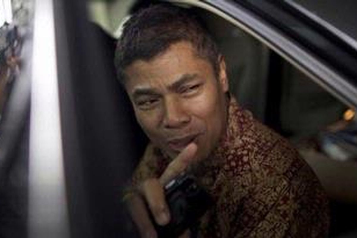 Ketua Pusat Pelaporan Analisis dan Transaksi Keuangan, Muhammad Yusuf meninggalkan gedung Komisi Pemberantasan Korupsi, Jakarta, Jumat (2/12/2011).  