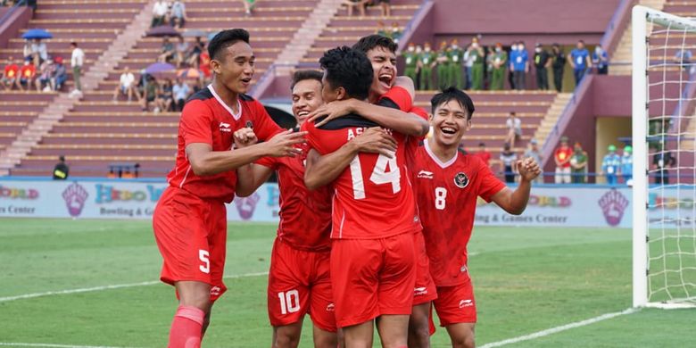 Selebrasi tim nasional Indonesia seusai membobol gawang Filipina pada laga lanjutan penyisihan grup SEA Games 2021, Jumat (13/5/2022).