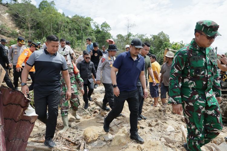 Gubernur Sumatera Utara (Sumut) Bobby Nasution saat meninjau lokasi bencana, di Tapanuli Tengah, Sabtu (29/11/2025).