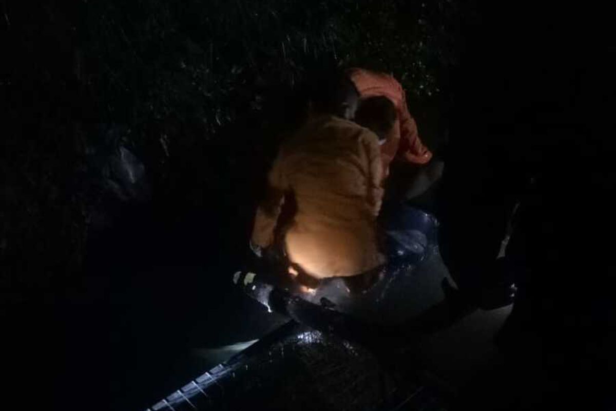 Proses evakuasi jenazah tanpa identitas yang hanyut di saluran irigasi daerah Ambarketawang, Kecamatan Gamping, Kabupaten Sleman pada Minggu (9/10/2022) malam. Polisi akhirnya berhasil mengetahui identitas korban yakni berinisial z warga Semarang, Jawa Tengah yang berprofesi sebagai sopir truk paket. Polisi memastikan korban terpeleset dan jatuh ke saluran irigasi yang saat itu aliran airnya deras.