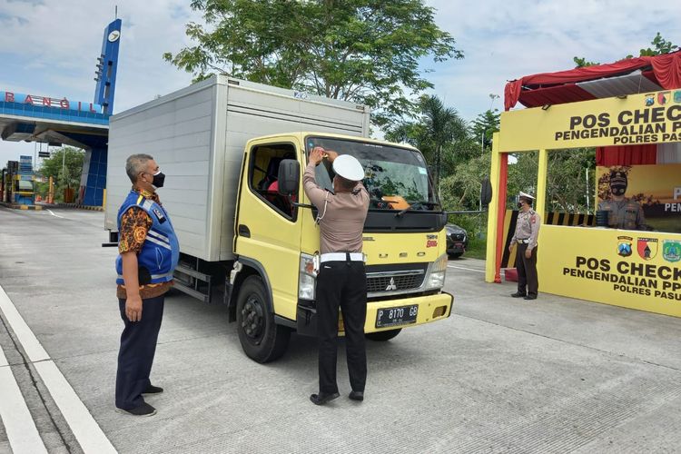 Operasi pembatasan dan pengendalian lalu lintas (lalin) di Jalan Tol Gempol-Pasuruan.