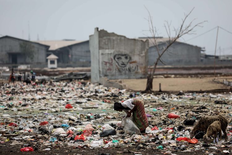 Suasana aktivitas di Kampung Bengek, Muara Baru, Penjaringan, Jakarta Utara, Kamis (29/8/2019). Timbunan sampah plastik telah memadati kawasan ini sejak lama karena kurangnya perhatian dari pemerintah setempat.