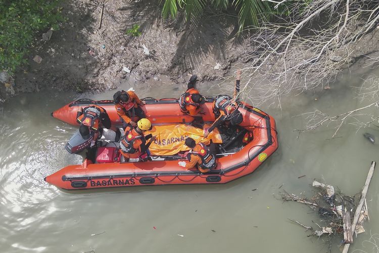 Tim SAR saat menemukan Cahaya, balita perempuan yang meninggal terseret arus drainase Jalan Ahmad Yani, Pangkalpinang, Kepulauan Bangka Belitung, Senin (8/4/2024).