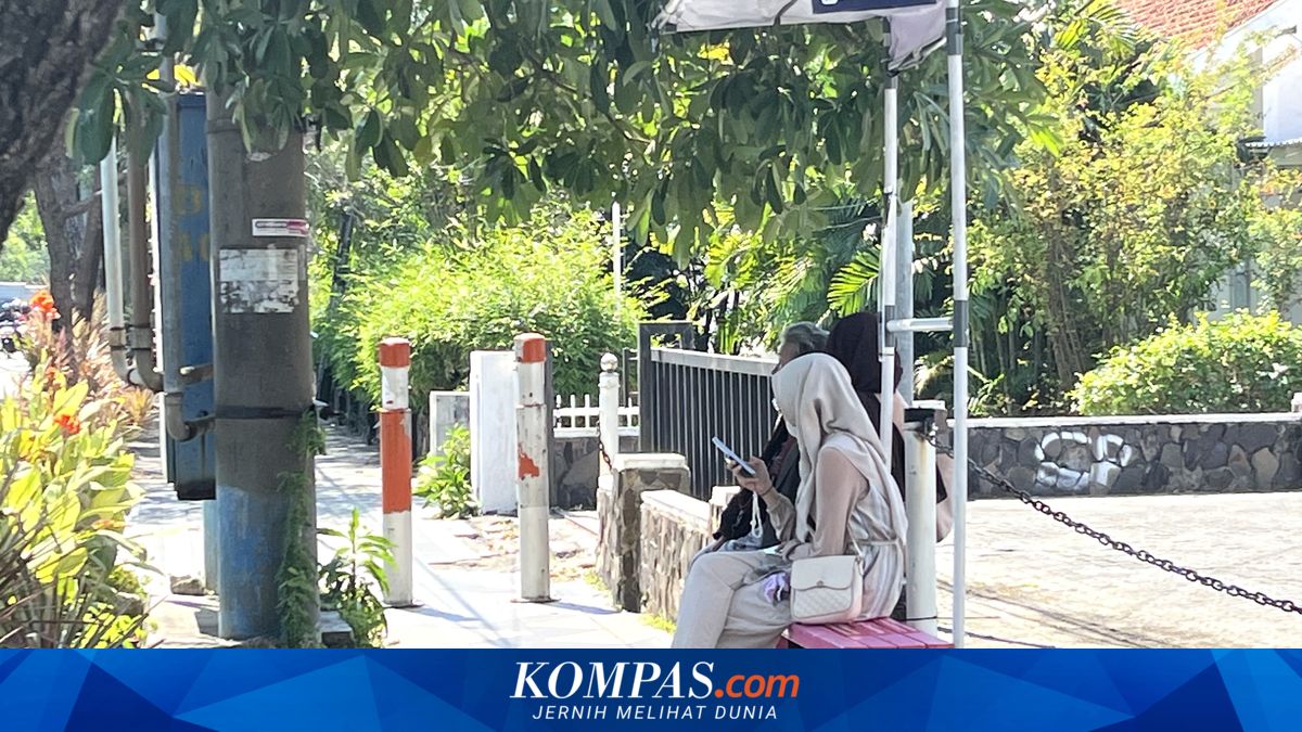 Halte Tak Memadai, Warga Surabaya Patungan Rp 500.000 Bikin Tempat Tunggu Bus