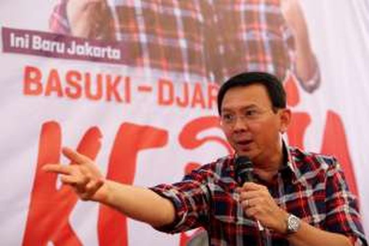 Calon Gubernur DKI Jakarta Basuki Tjahaja Purnama atau Ahok saat mendengar pengaduan warga di Rumah Lembang, Jakarta, Senin (15/11/2016). Setiap pagi, dari Senin hingga Jumat, Ahok akan menerima pengaduan warga mengenai permasalahan Ibu Kota di Rumah Lembang, Menteng, Jakarta. 