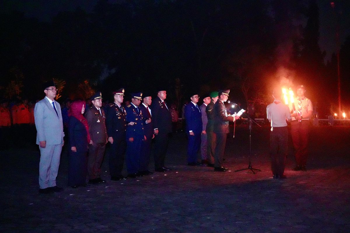 Bupati Bogor Rudy Susmanto memimpin Upacara Kehormatan dan Renungan Suci di Taman Makam Pahlawan (TMP) Pondok Rajeg, Minggu (17/8/2025) dini hari, sebagai bentuk penghormatan dan doa bagi para pahlawan yang gugur demi bangsa dan negara.