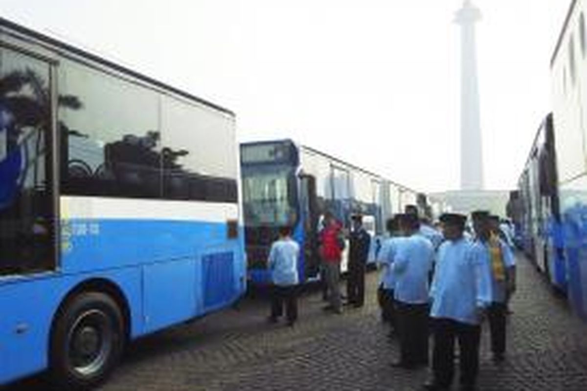 Sejumlah pegawai Pemprov bersiap untuk menaiki bus bau transjakarta merek Scania yang diluncurkan Senin (22/6/2015) ini