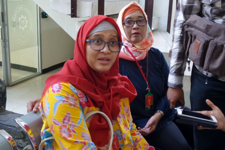 Dwi Aryani, penyandang disabilitas yanh diturunkan dari pesawat Etihad Airways saat ditemui di Pengadilan Negeri Jakarta Selatan, Senin (4/12/2017)