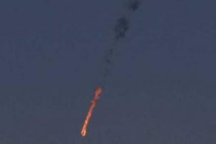 Pesawat Suriah menjadi bola api yang menukik ke bumi. 