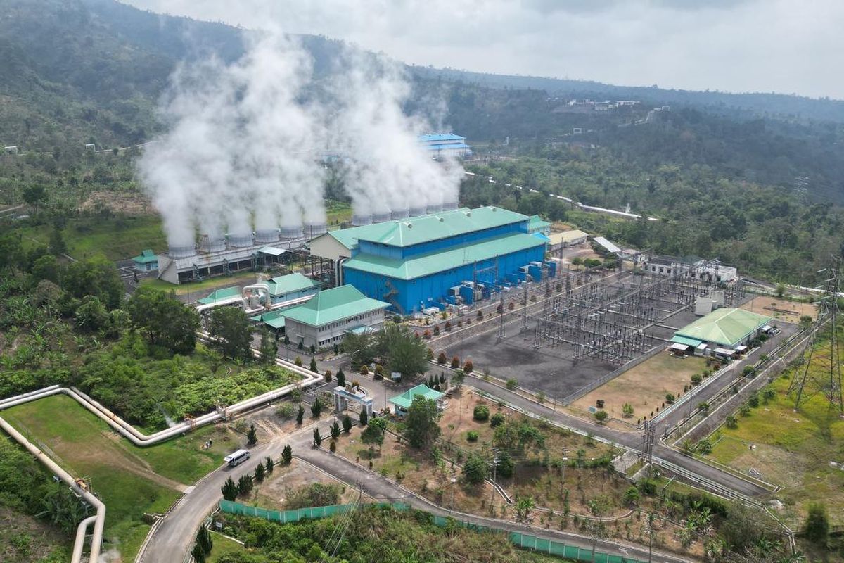 Tampilan Pembangkit Listrik Tenaga Panas Bumi (PLTP) Ulubelu di Lampung berkapasitas 110 megawatt (MW). PLTP ini menjadi salah satu pembangkit PLN yang berkontribusi terhadap layanan REC PLN.
