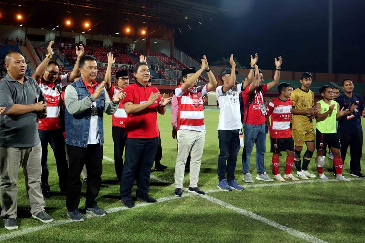Menteri Pemuda dan Olahraga, Imam Nahrawi (Jaket jeans) menyaksikan laga Madura United melawan Perseru Badak Lampung FC pada Pekan 11 Liga 1 2019 yang berakhir dengan skor 5-1 di Stadion Gelora Madura Rate Pamelingan Pamekasan, Saut (27/07/2019). 