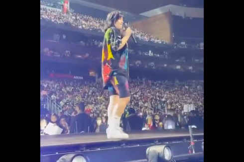 Video Billie Eilish Hentikan Konser Tolong Fans yang Sesak Napas