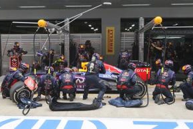Kru Red Bull Racing memeriksa mobil Sebastian Vettel, saat GP India, di Sirkuit Buddh International, Minggu (27/10/2013).