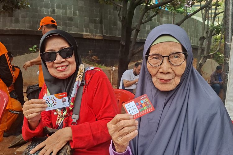 “Enggak Punya Hiburan, Jalan-jalan Aja” Bahagianya Lansia Punya Kartu Transportasi Gratis